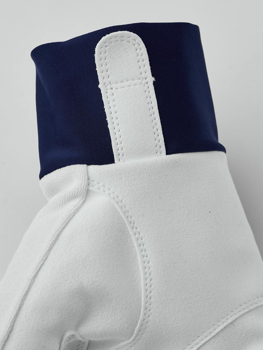 Röd och blå cykelhandske med lycra på bakhanden och vit syntetisk mocka i innerhanden
(5 av 5)