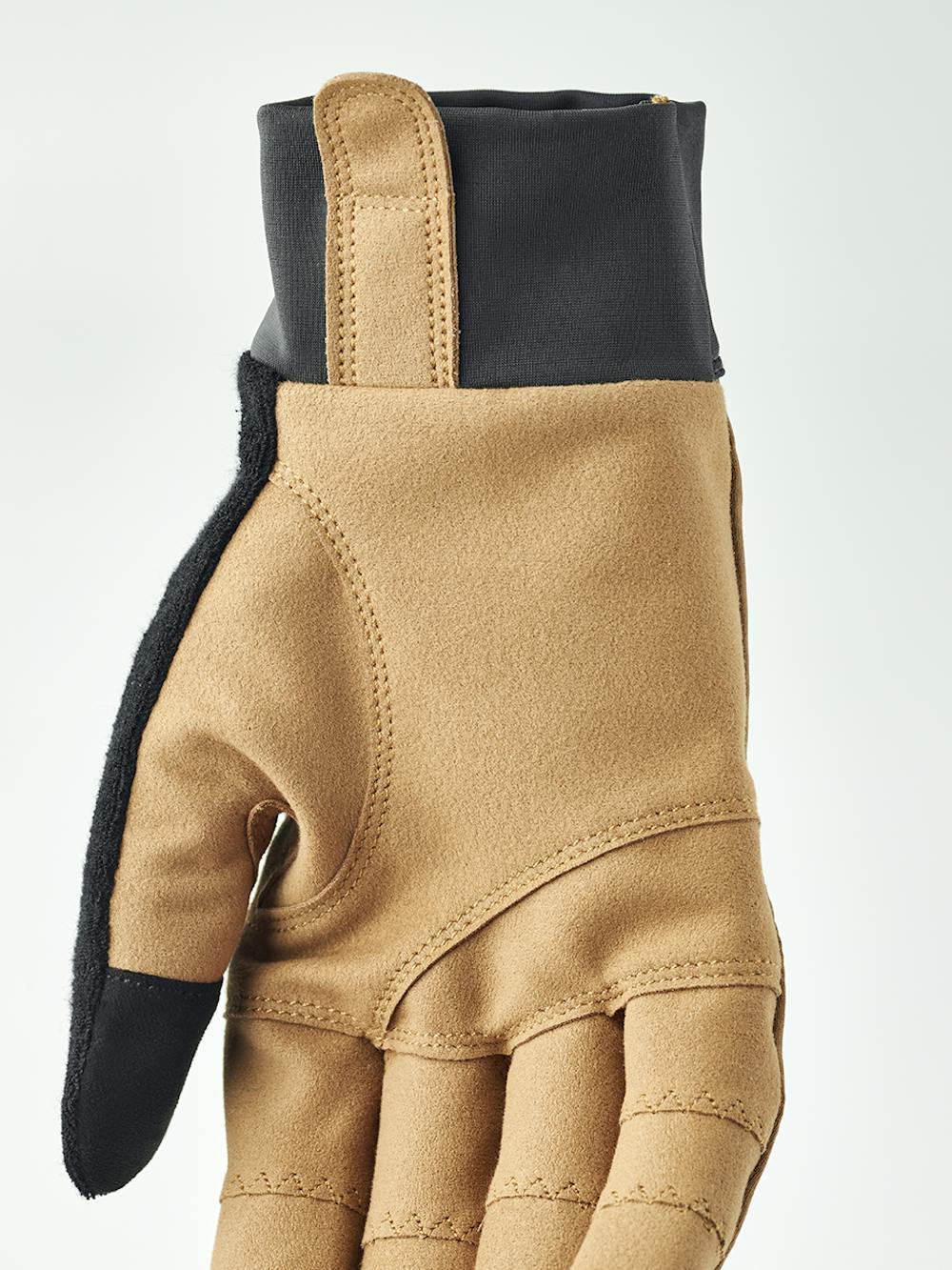 Ljusbrun cykelhandske med lycra på bakhanden och ljusbrun syntetisk mocka i innerhanden
 (6 av 8)