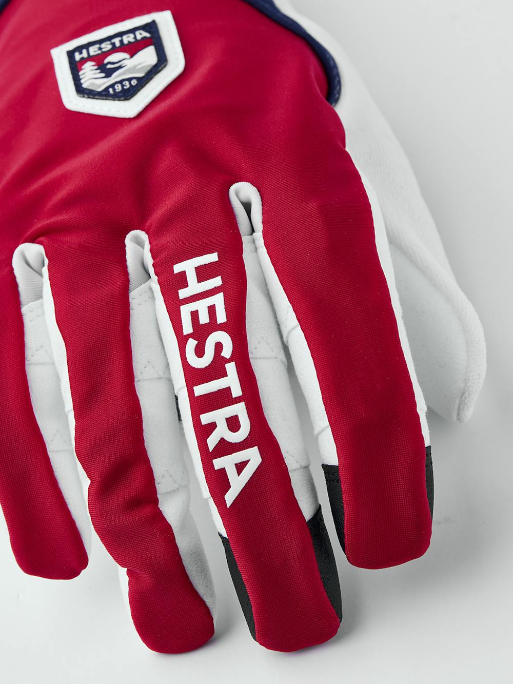 Röd och blå cykelhandske med lycra på bakhanden och vit syntetisk mocka i innerhanden
(2 av 5)