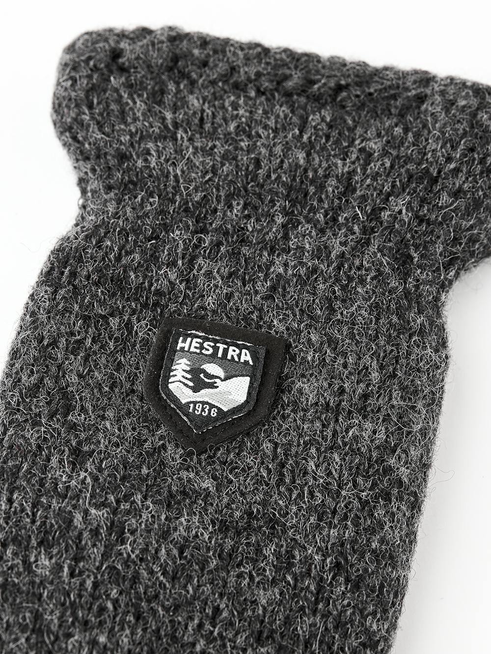 Dark gray knitted mitten in Shetland wool (2 of 2)