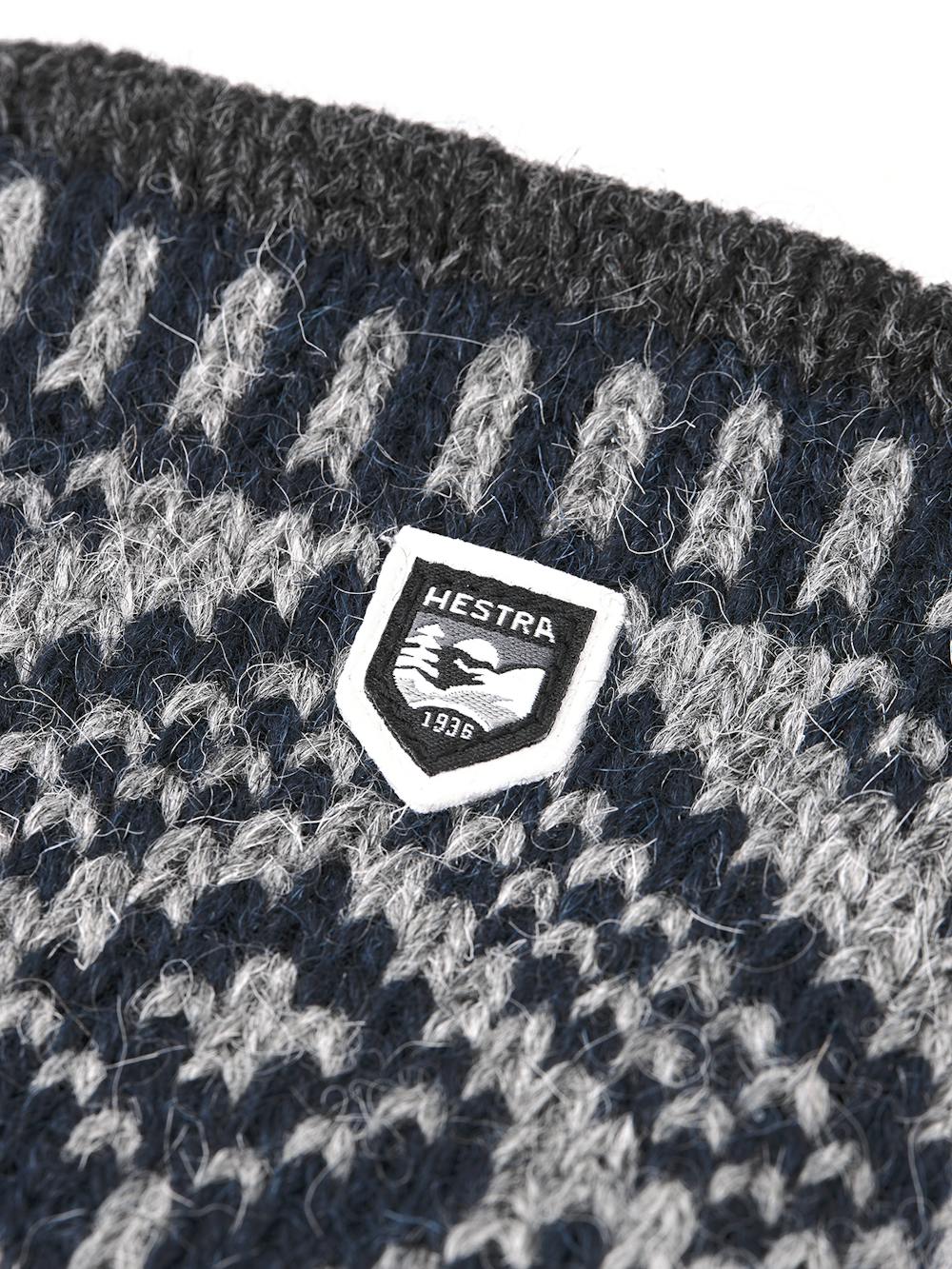 Mörkblå och grå stickad tumvante i shetlandsull
 (2 av 2)