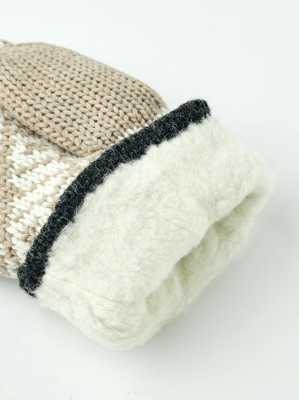 Beige and white knitted mitten in Shetland wool (4 of 4)