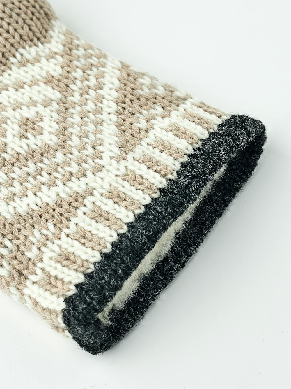 Beige and white knitted mitten in Shetland wool (3 of 4)