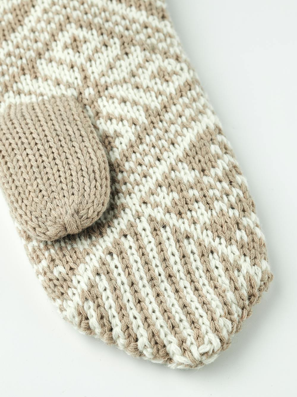 Beige and white knitted mitten in Shetland wool (2 of 4)