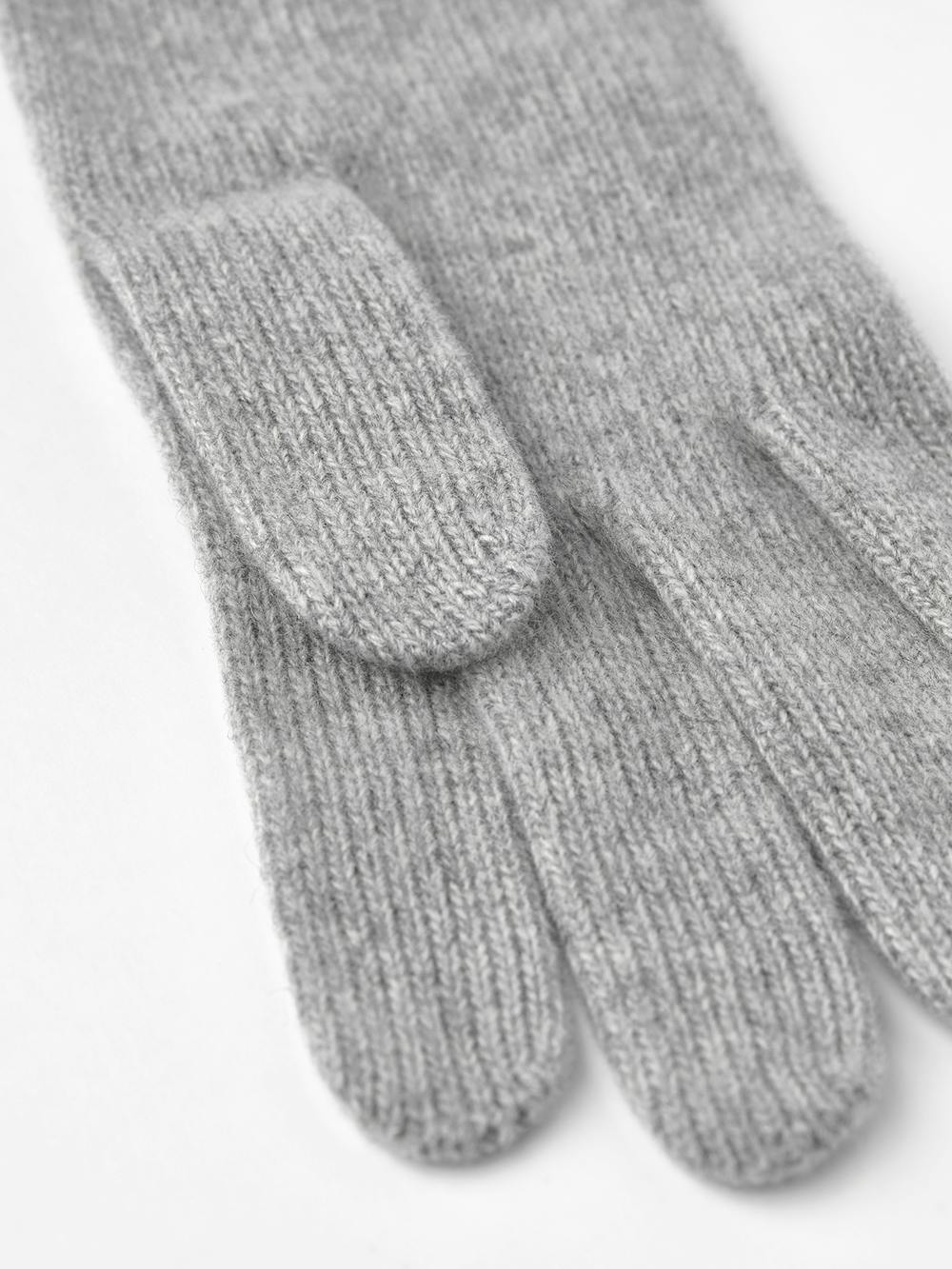 Light gray knitted cashmere glove (2 of 3)