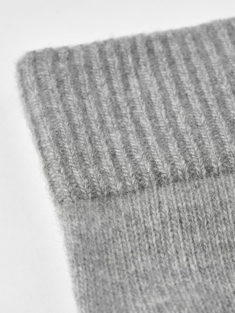Light gray knitted cashmere glove (2 of 3)