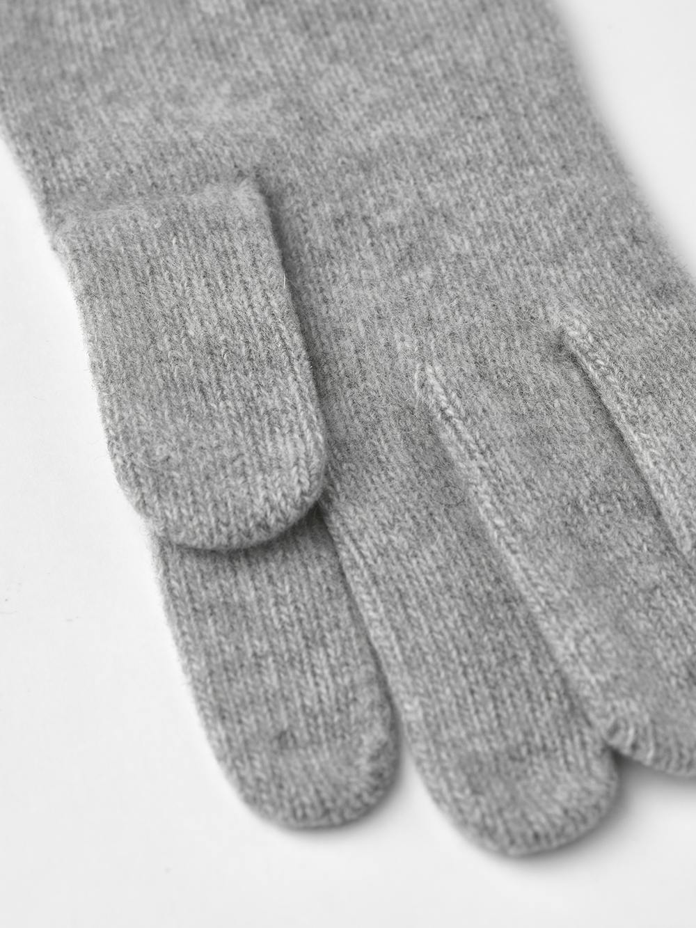 Light gray long knitted cashmere glove (3 of 4)