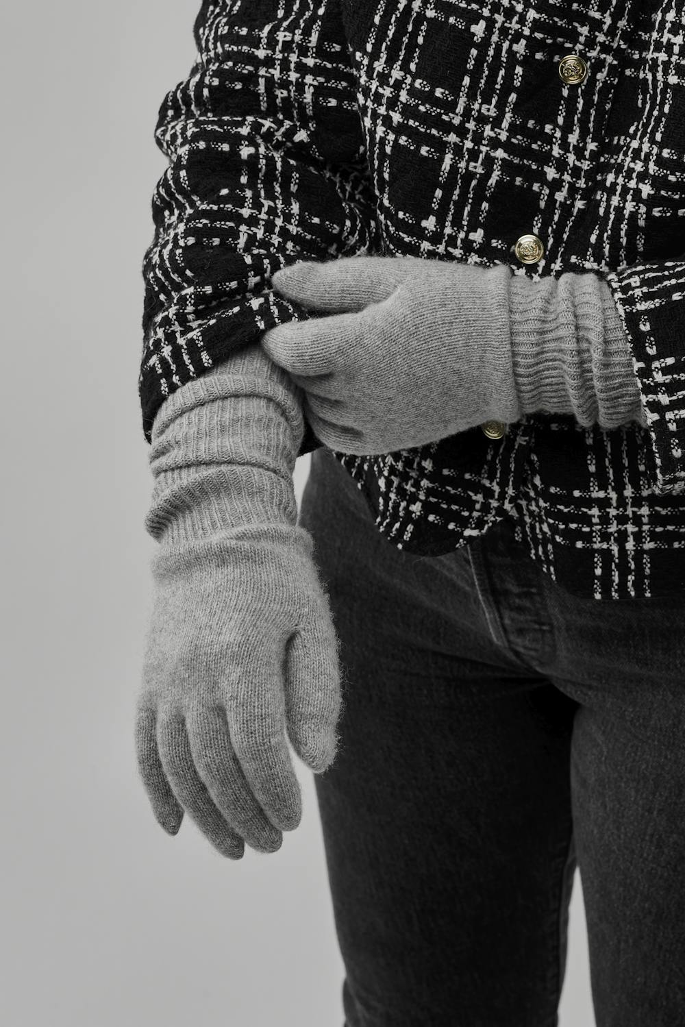 Light gray long knitted cashmere glove (4 of 4)