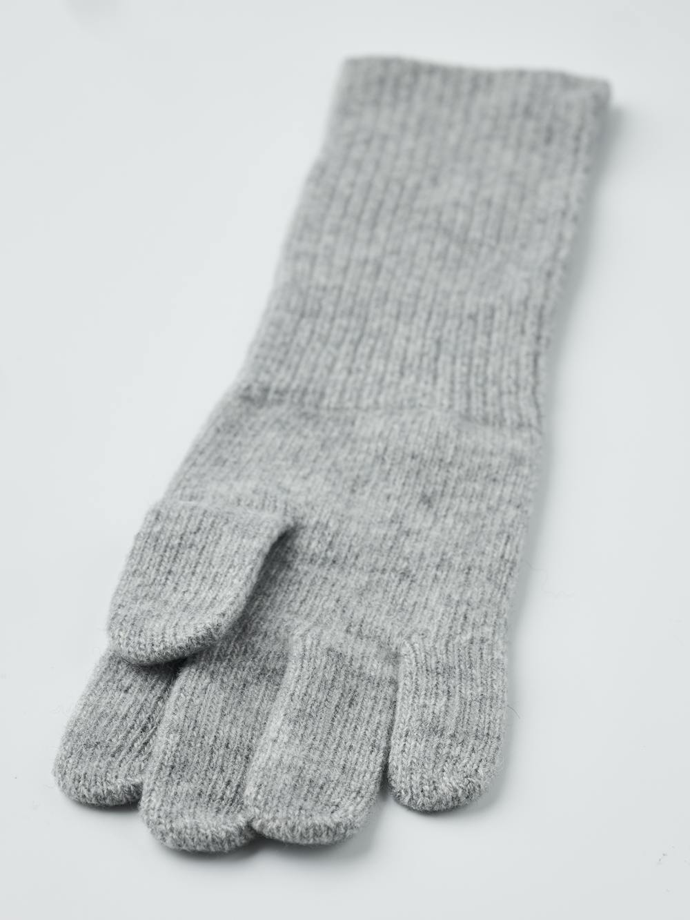 Hellgrauer langer gestrickter Fingerhandschuh aus Kaschmir (2 oder 4)
