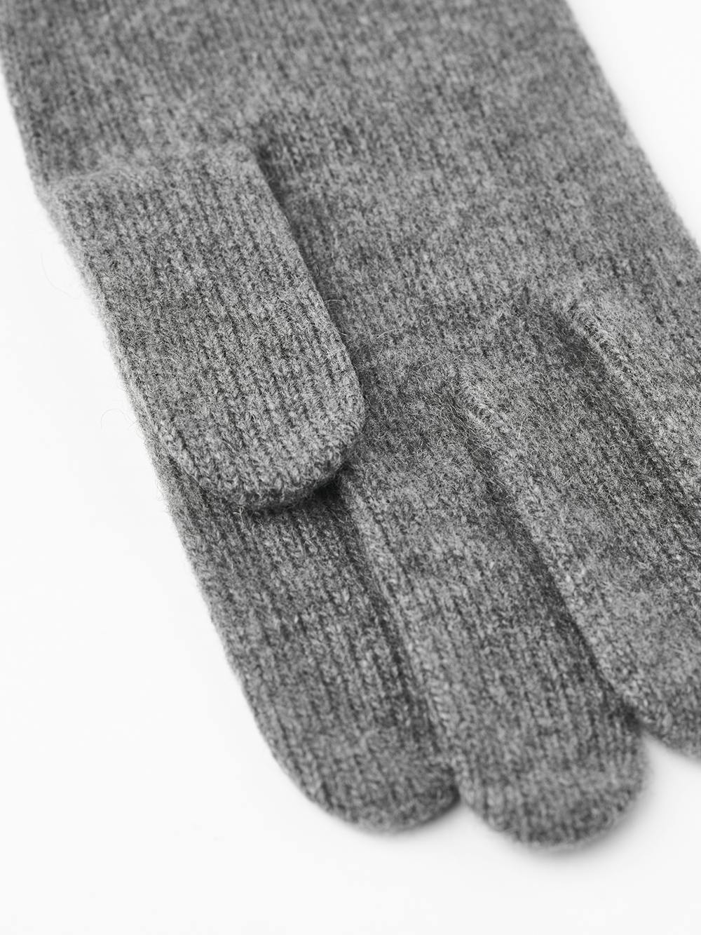 Gray knitted cashmere glove (3 of 3)