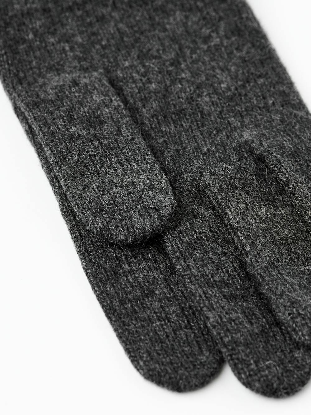 Dark gray knitted cashmere glove (3 of 3)