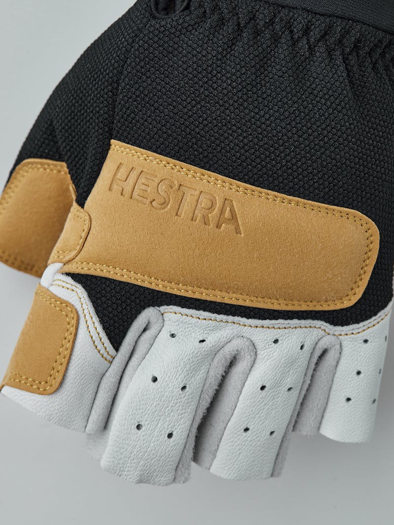 Climbers Short 5-finger in the color Off-white & black (3 of 5)