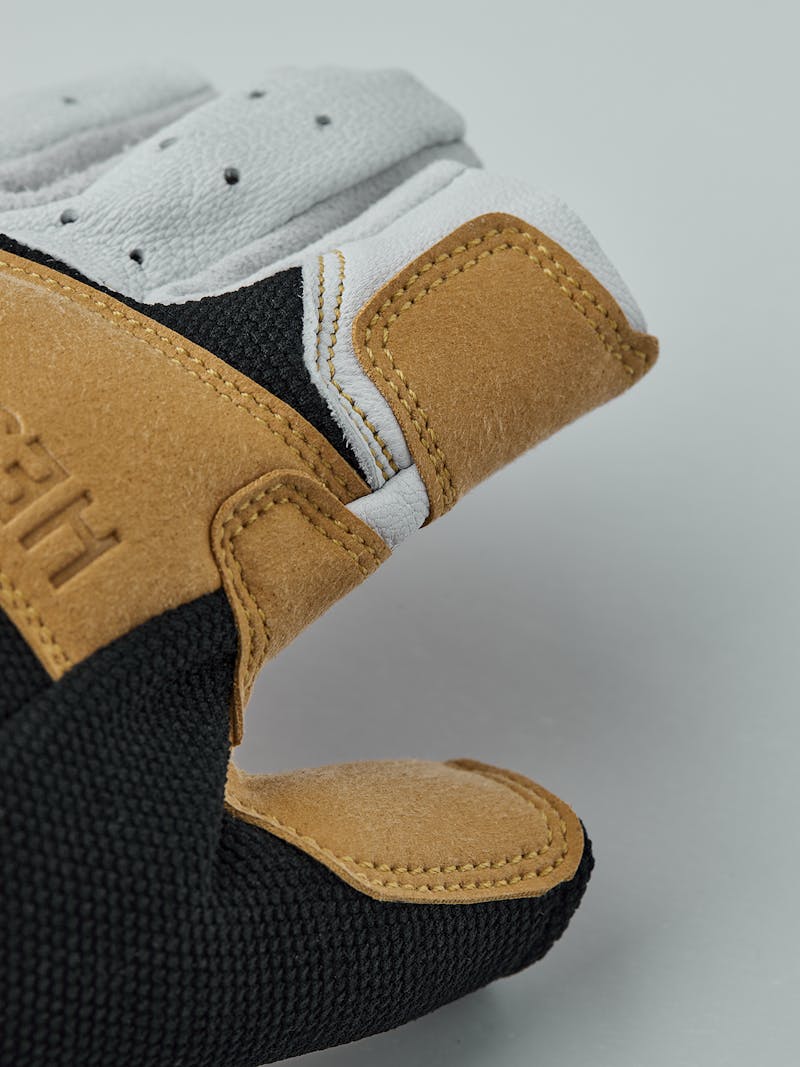 Climbers Short 5-finger in the color Off-white & black (2 of 5)
