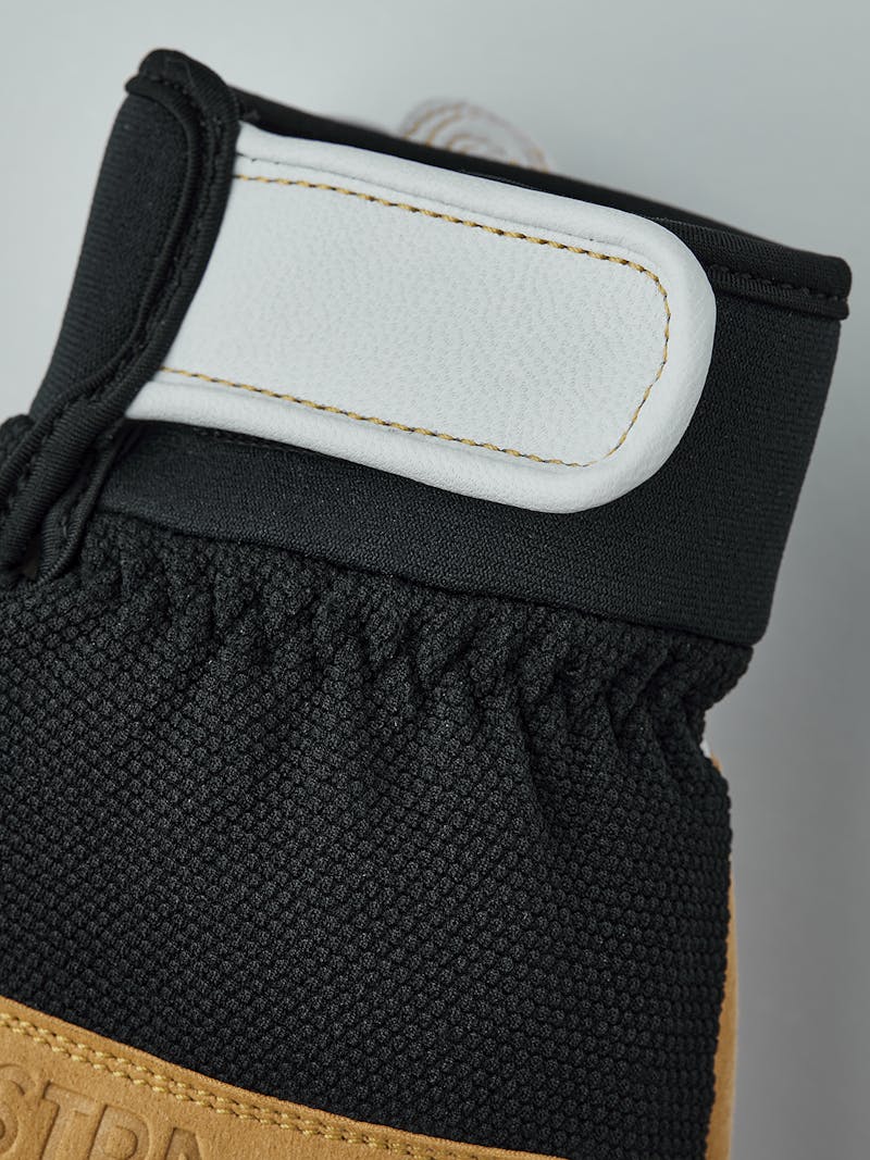Climbers Short 5-finger in the color Off-white & black (5 of 5)