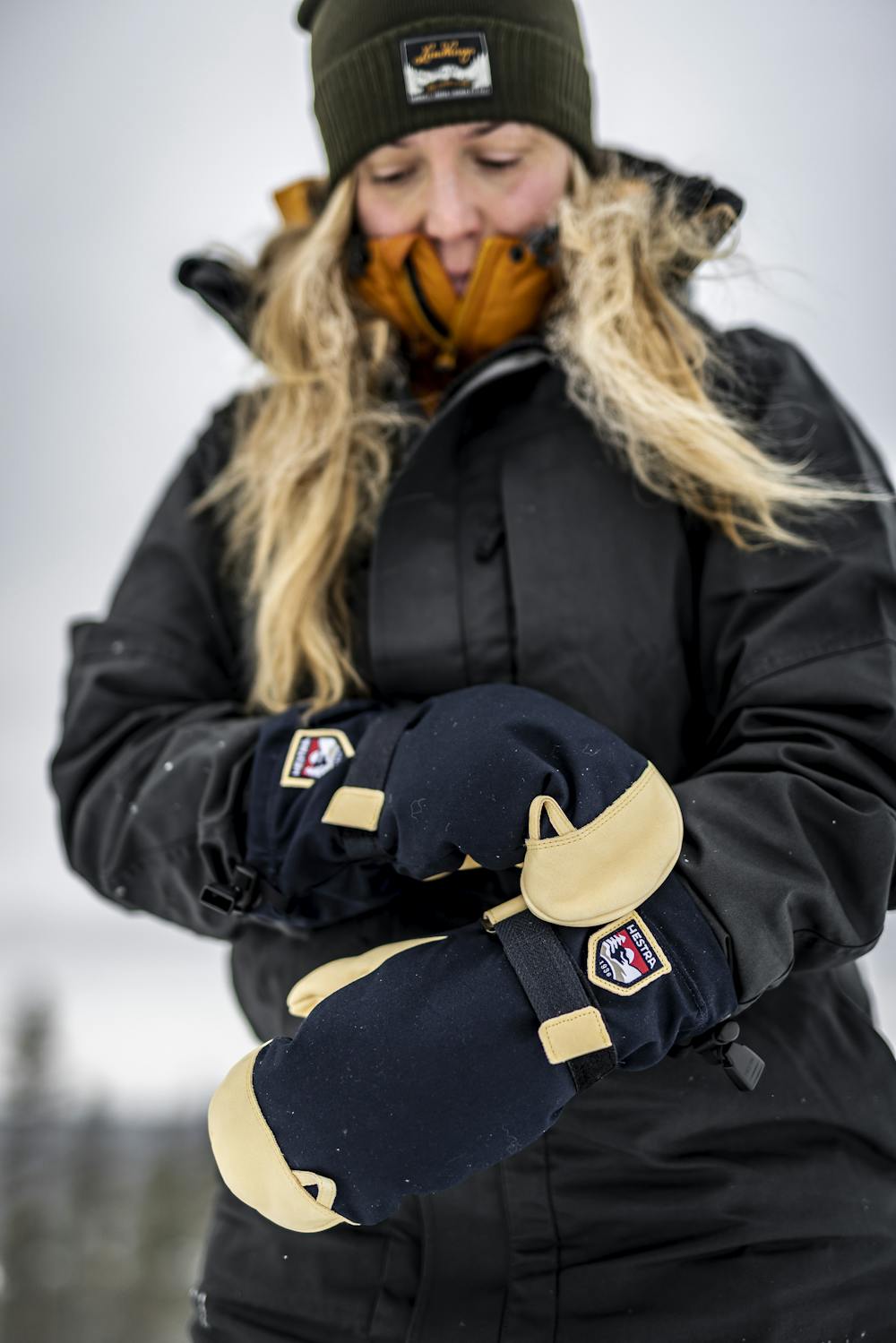 Dark blue fabric mitten with light yellow cow hide palm (4 of 8)