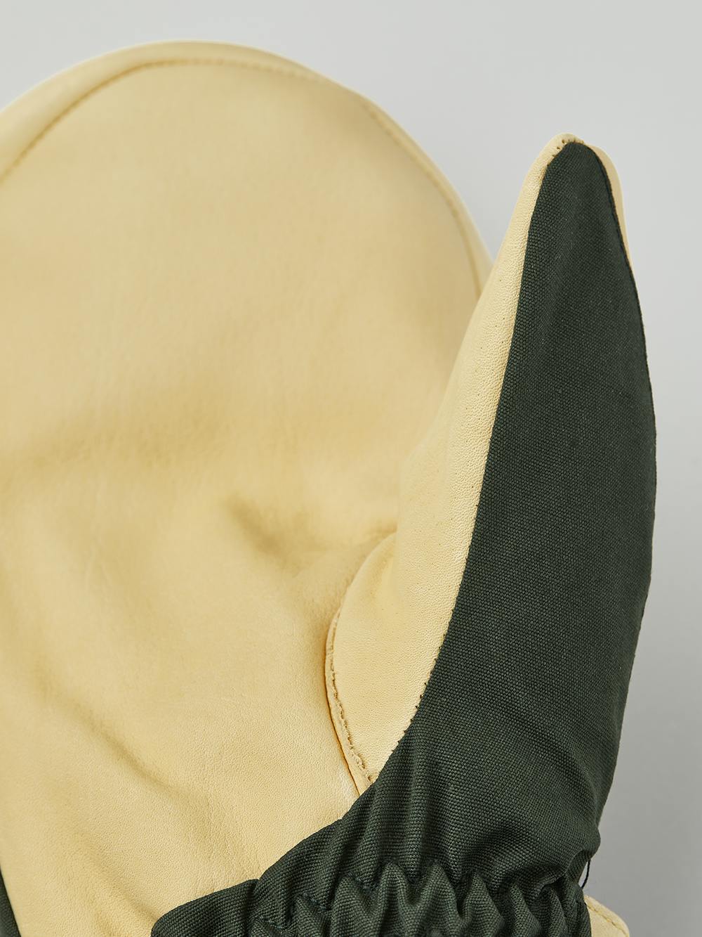 Dunkelgrüner Fausthandschuh aus Stoff mit hellgelbem Rindsleder (6 oder 9)