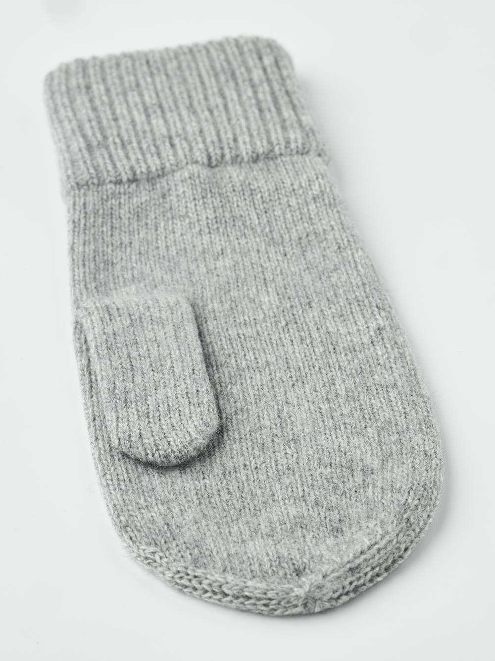 Ljusgrå stickad tumvante i kashmir
(2 av 3)