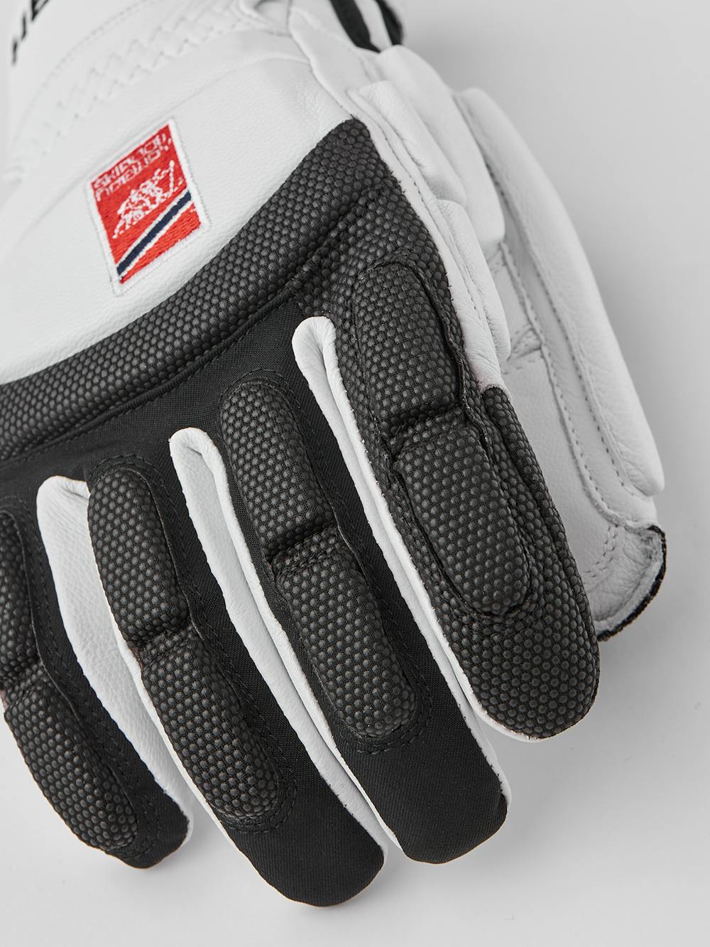 Weißer Skihandschuh aus Ziegenleder mit grauen Protektoren auf der Oberseite
(4 oder 5)