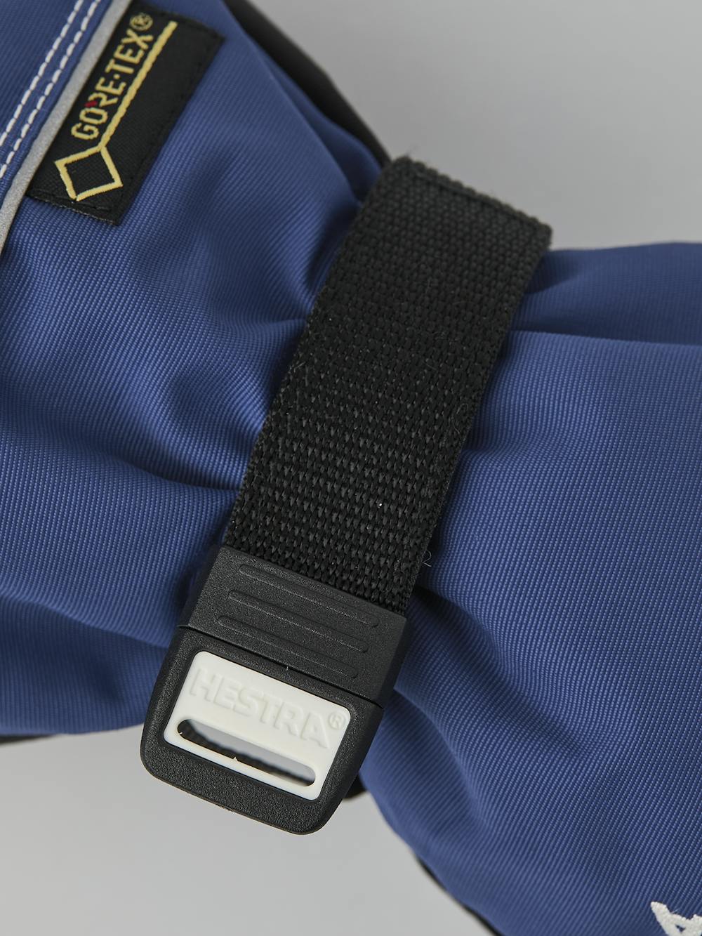 Blauer Fausthandschuh aus Stoff mit schwarzem Synthetikmaterial an der Innenhand und verstellbarem Handgelenkverschluss (4 oder 5)