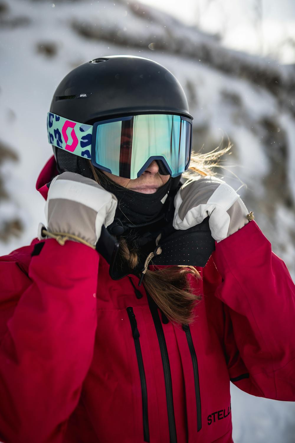 Beige mitten with white goat leather palm and wrist strap (7 of 7)