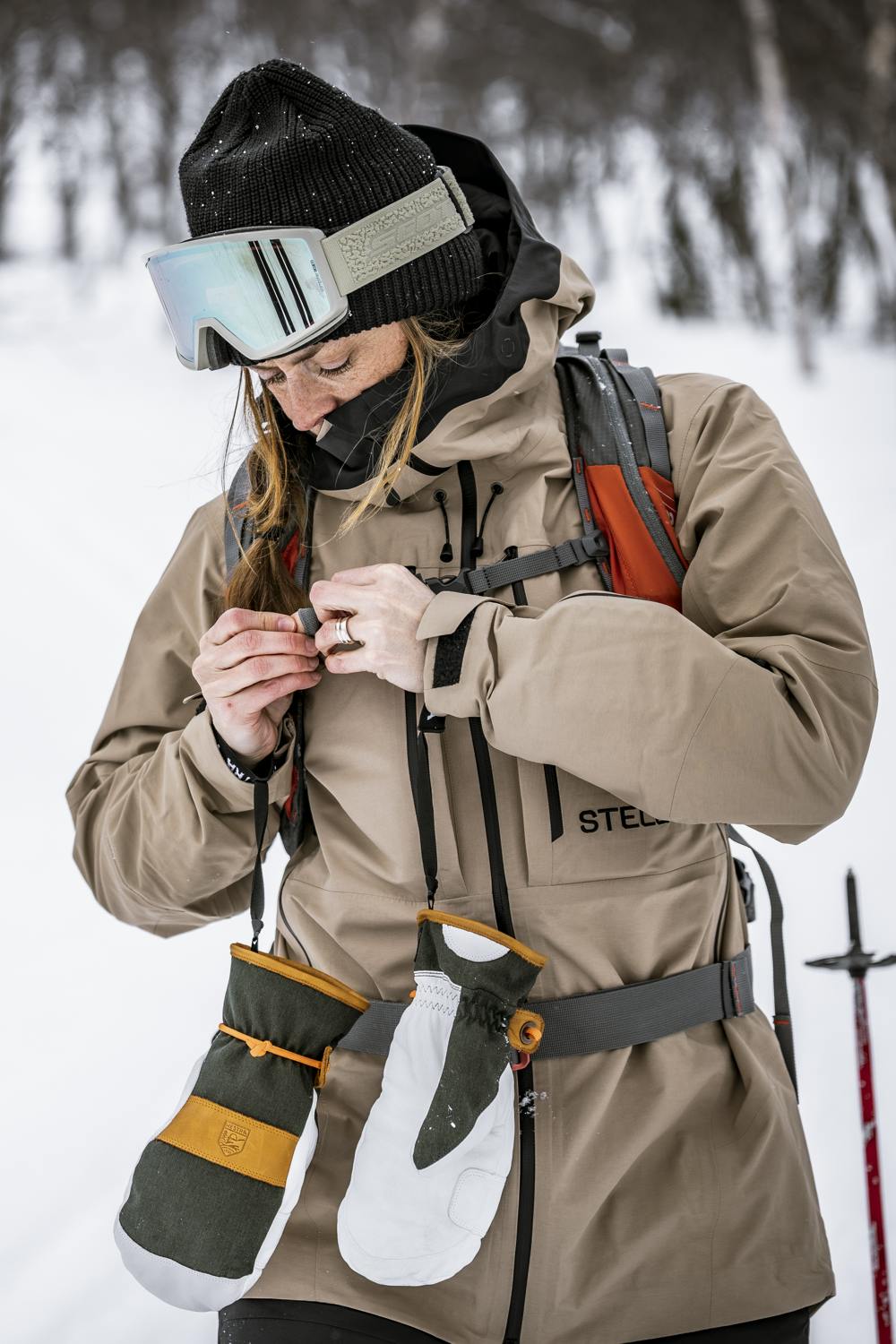 Dark green mitten with white goat leather palm and wrist strap (2 of 8)