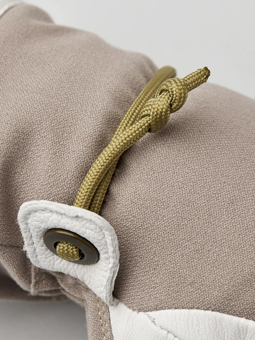 Beige mitten with white goat leather palm and wrist strap (3 of 7)