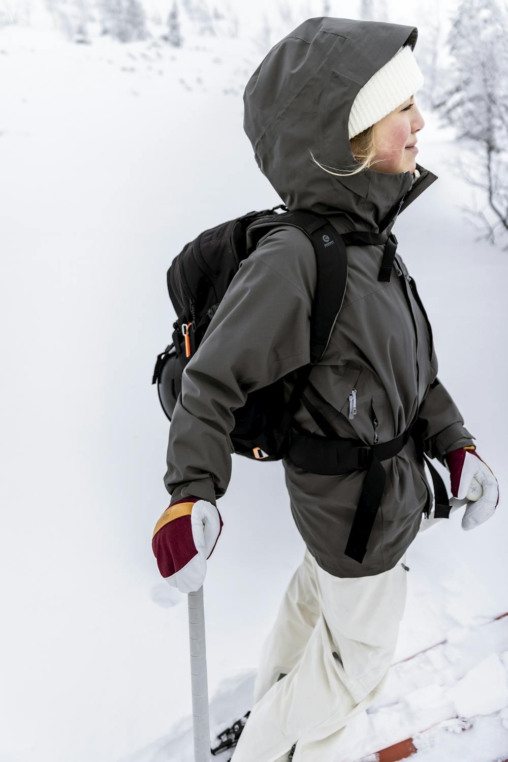 Bordeauxroter Fausthandschuh mit weißem Ziegenleder an der Innenhand und Handgelenkschlaufe (8 oder 10)