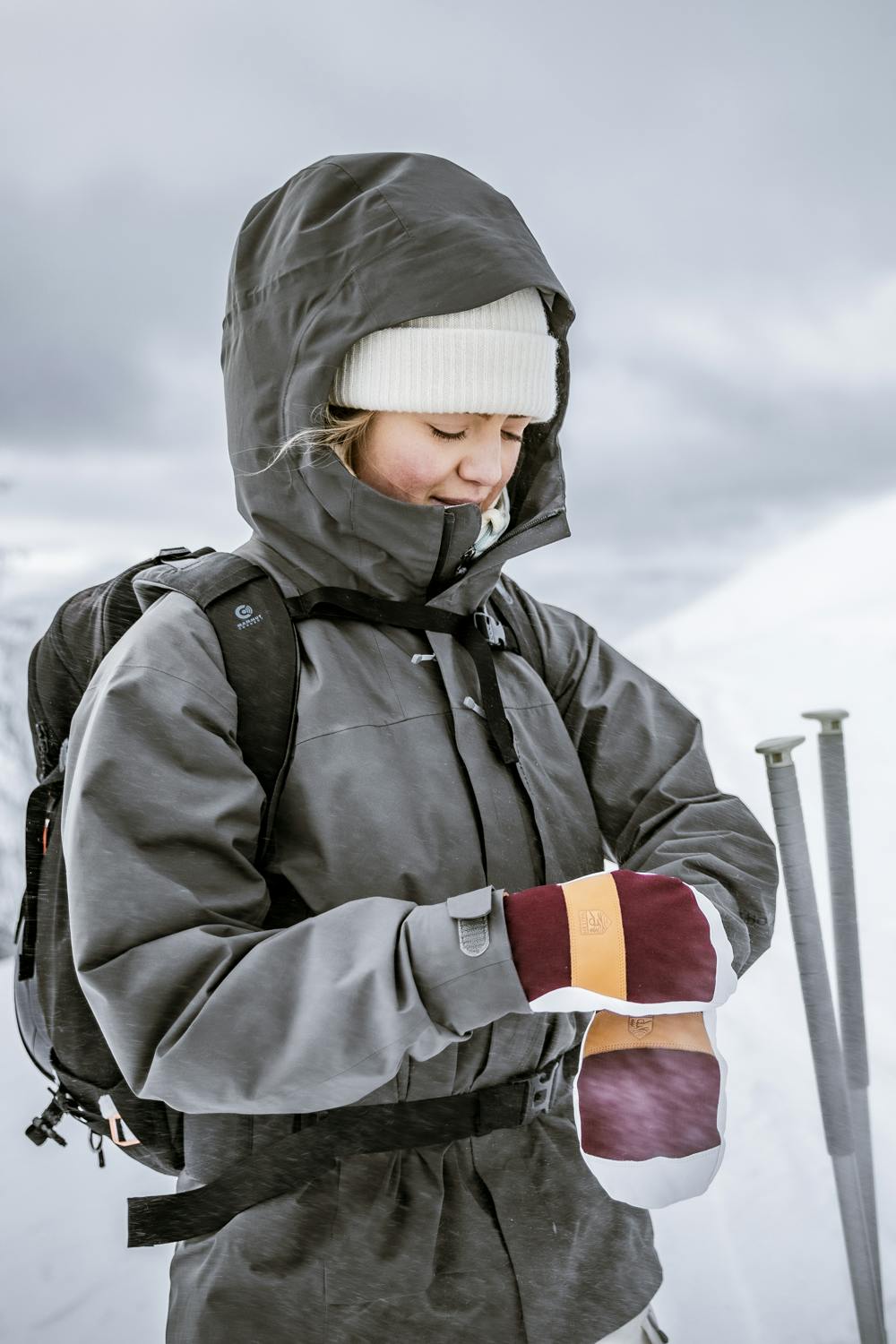 Bordeauxroter Fausthandschuh mit weißem Ziegenleder an der Innenhand und Handgelenkschlaufe (10 oder 10)