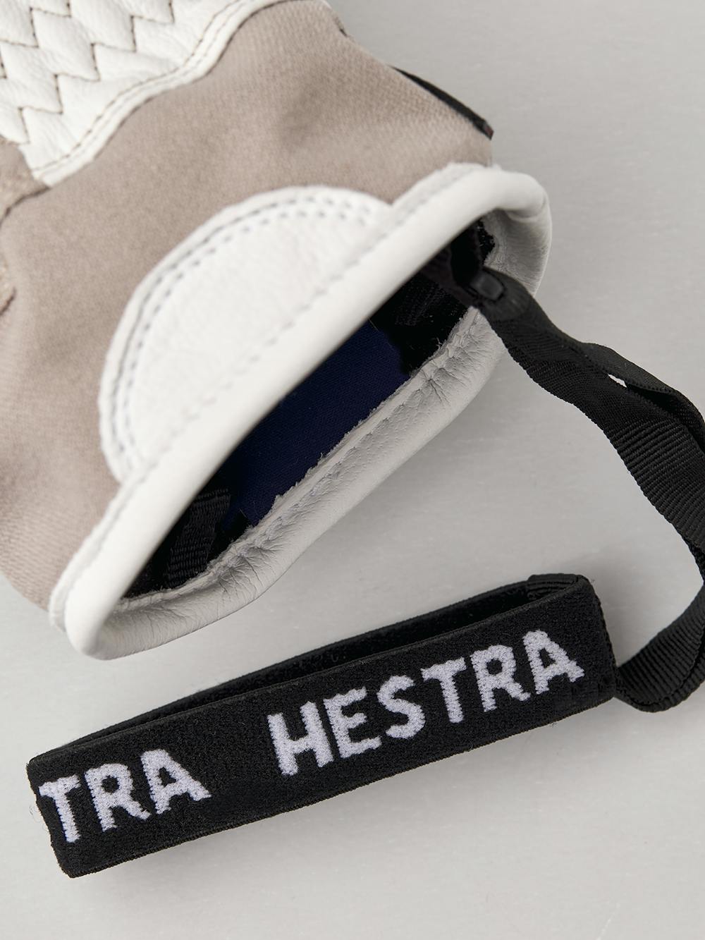 Beige skidhandske med vitt getskinn i innerhanden och handledsrem 
 (3 av 6)