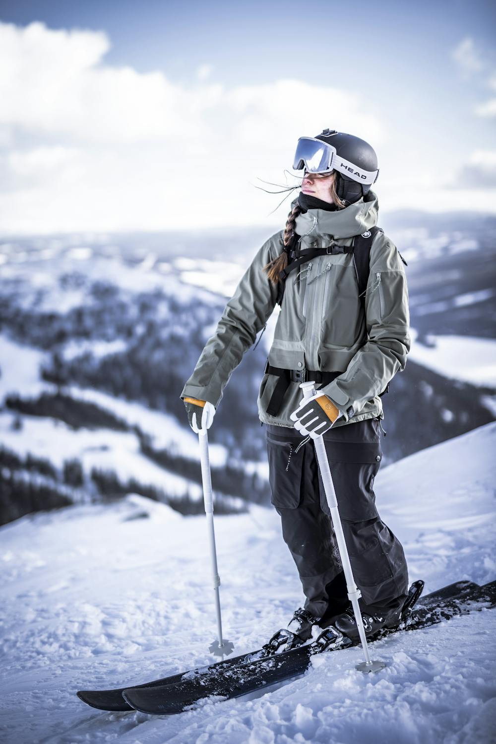Dunkelgrüner Skihandschuh mit weißem Ziegenleder an der Innenhand und Handgelenkschlaufe (6 oder 11)