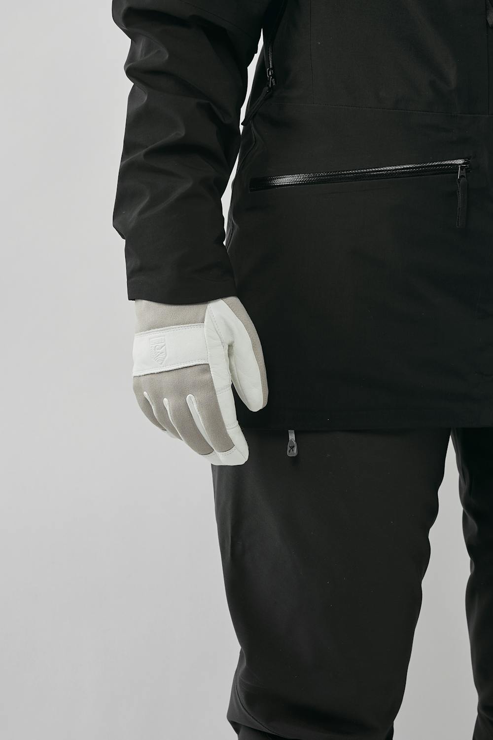 Beige skidhandske med vitt getskinn i innerhanden och handledsrem
(5 av 6)