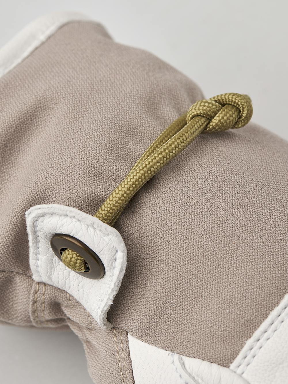 Beige skidhandske med vitt getskinn i innerhanden och handledsrem
(4 av 6)