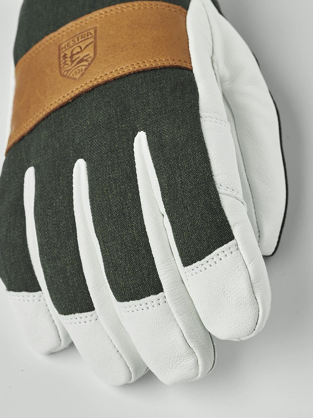 Dunkelgrüner Skihandschuh mit weißem Ziegenleder an der Innenhand und Handgelenkschlaufe (3 oder 11)