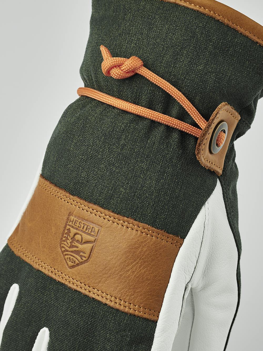 Dunkelgrüner Skihandschuh mit weißem Ziegenleder an der Innenhand und Handgelenkschlaufe (5 oder 11)