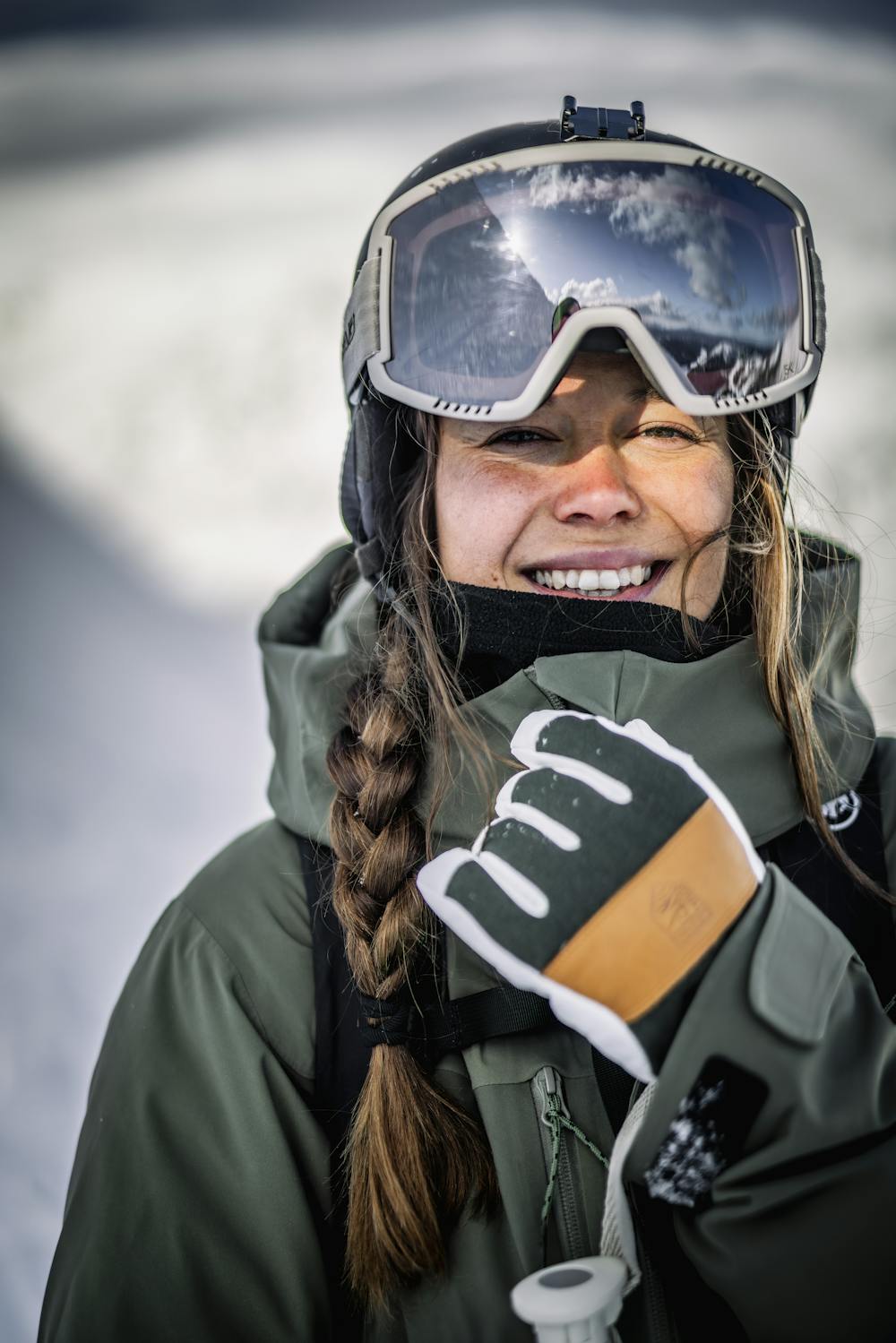 Dunkelgrüner Skihandschuh mit weißem Ziegenleder an der Innenhand und Handgelenkschlaufe (2 oder 11)