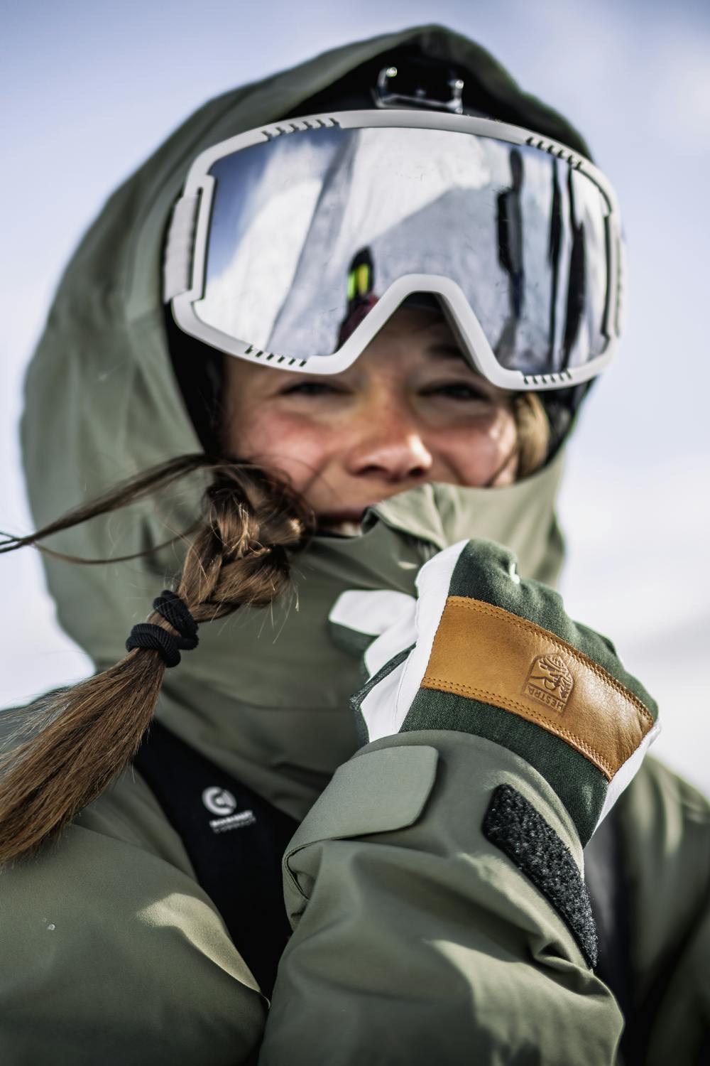 Dunkelgrüner Skihandschuh mit weißem Ziegenleder an der Innenhand und Handgelenkschlaufe (10 oder 11)