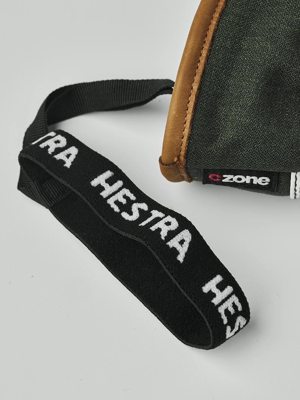 Dunkelgrüner Skihandschuh mit weißem Ziegenleder an der Innenhand und Handgelenkschlaufe (9 oder 11)