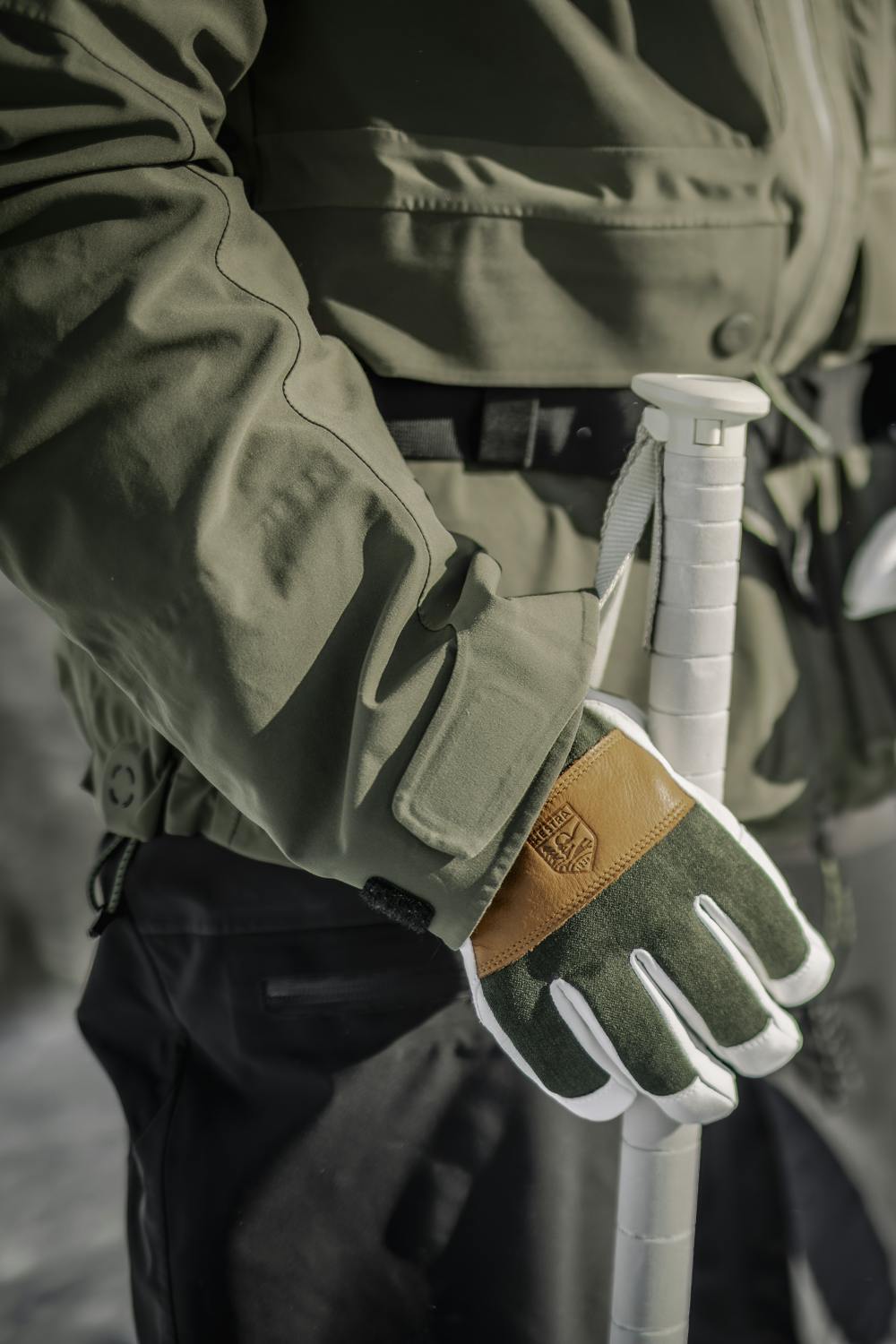 Dunkelgrüner Skihandschuh mit weißem Ziegenleder an der Innenhand und Handgelenkschlaufe (4 oder 11)