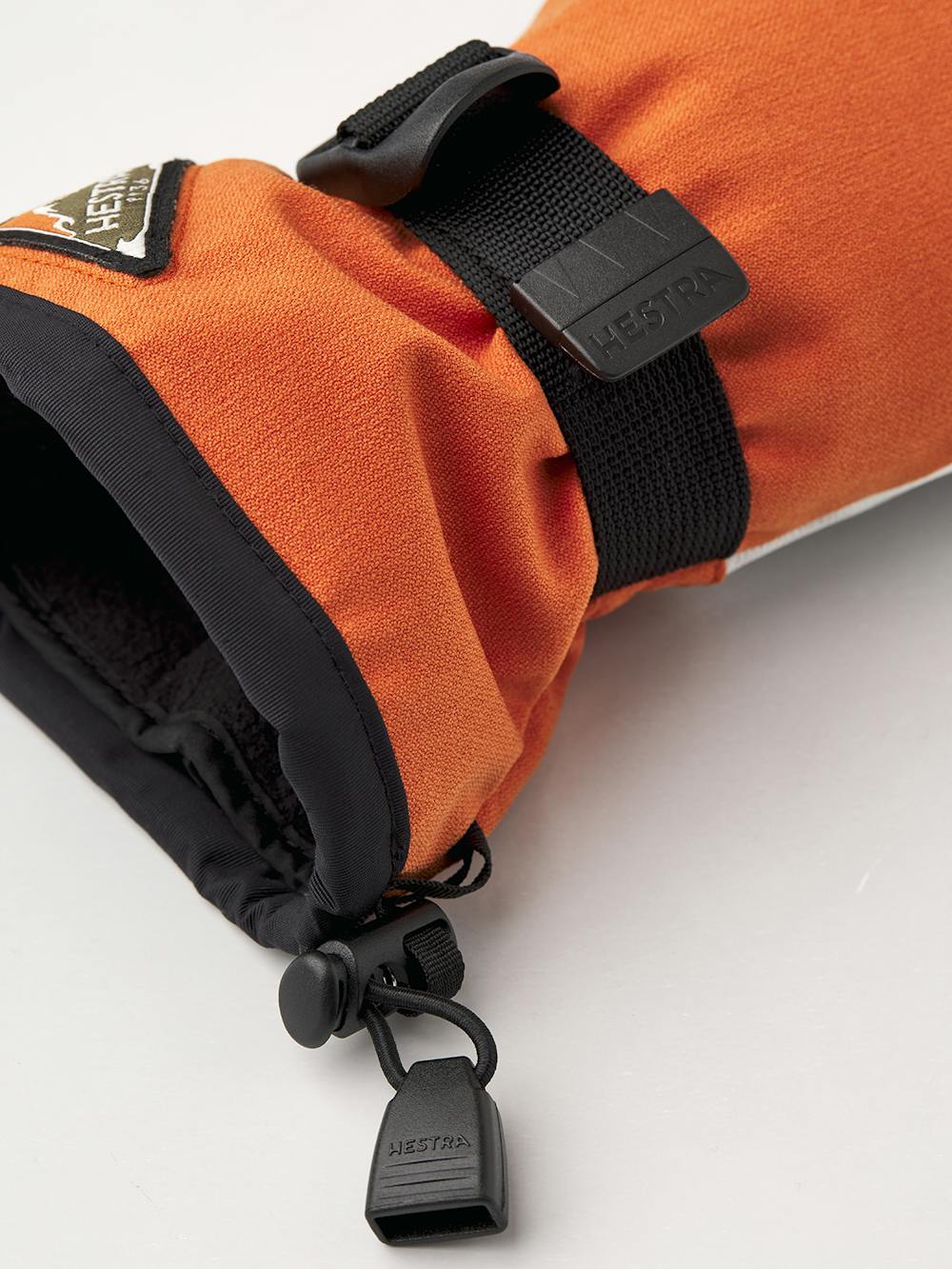 Tegelröd skidhandske med vitt getskinn i innerhanden och handledsjustering
 (4 av 5)