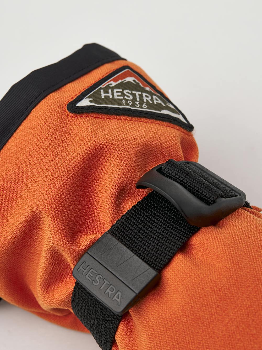 Tegelröd skidhandske med vitt getskinn i innerhanden och handledsjustering
 (3 av 5)