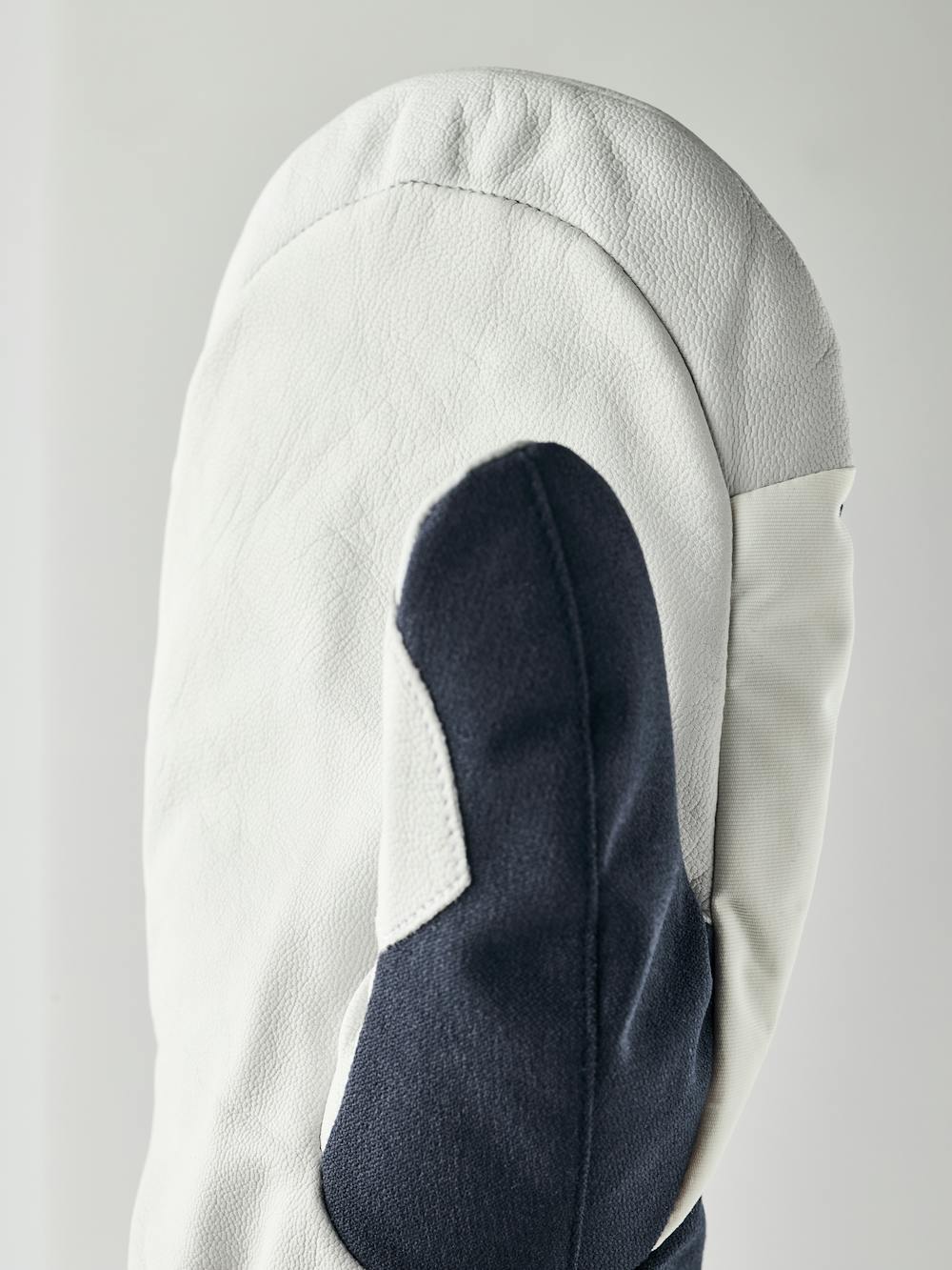 Mörkblå tumhandske med vitt getskinn i innerhanden och handledsjustering
(2 av 5)