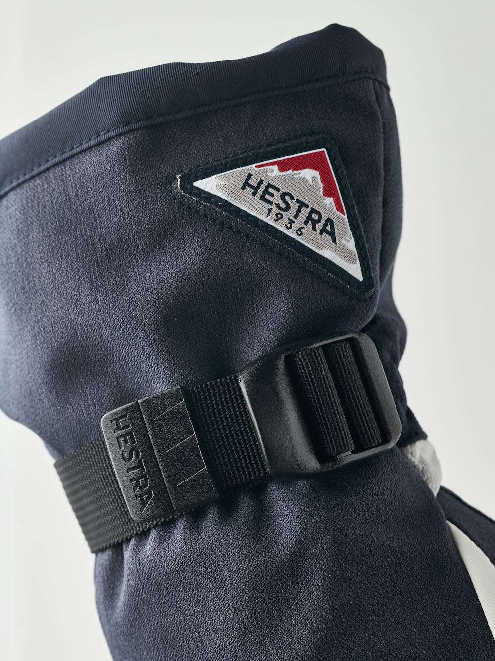 Mörkblå tumhandske med vitt getskinn i innerhanden och handledsjustering
 (5 av 5)