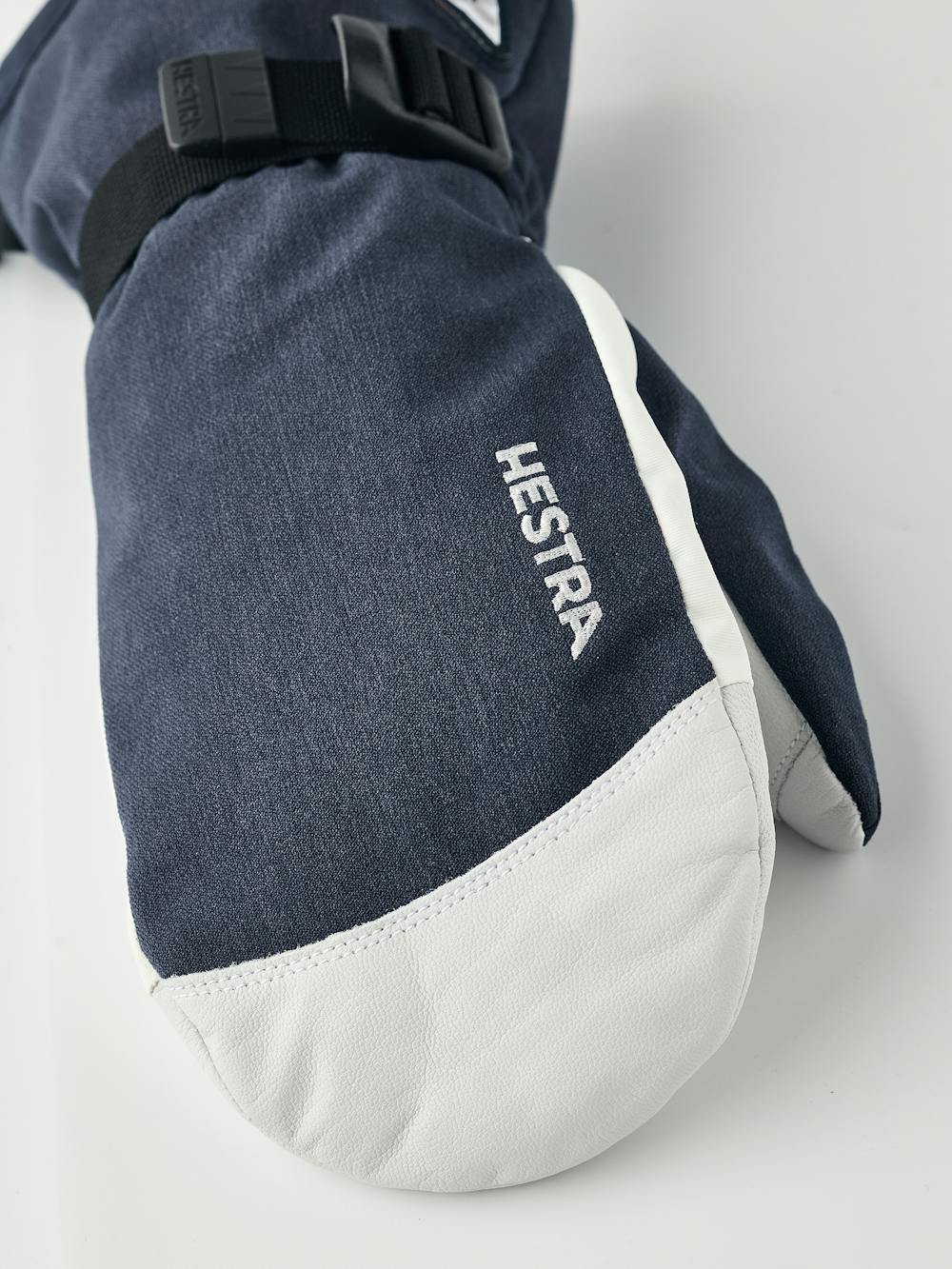 Mörkblå tumhandske med vitt getskinn i innerhanden och handledsjustering
(3 av 5)