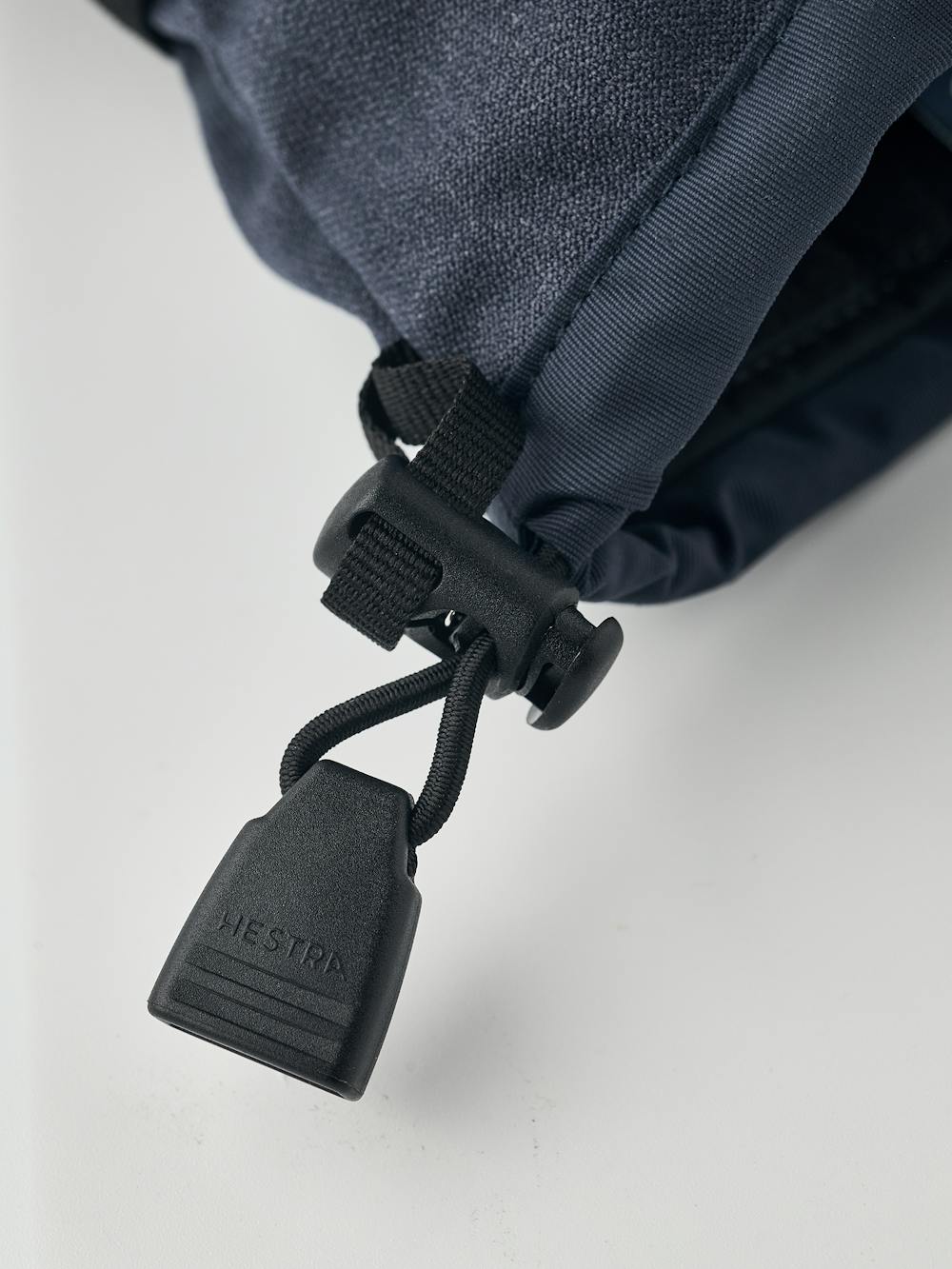 Mörkblå tumhandske med vitt getskinn i innerhanden och handledsjustering
(4 av 5)