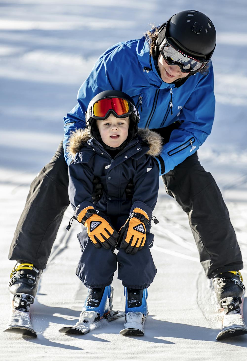 Oranger Kinderhandschuh mit schwarzem Ziegenleder an der Innenhand und verstellbarem Handgelenkverschluss (7 oder 8)
