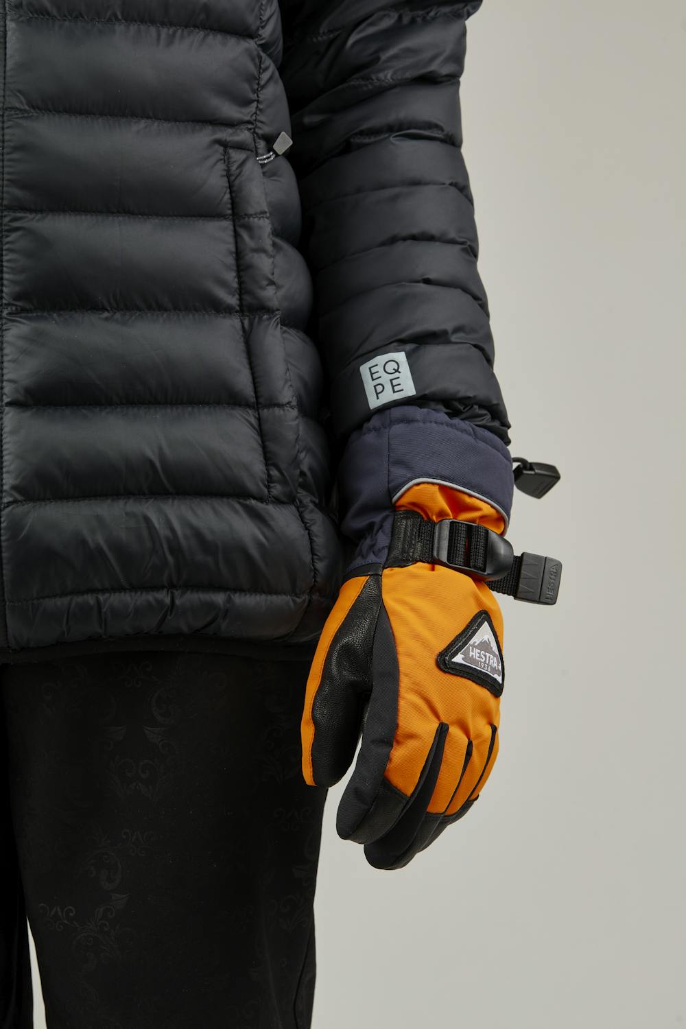 Oranger Kinderhandschuh mit schwarzem Ziegenleder an der Innenhand und verstellbarem Handgelenkverschluss (6 oder 8)