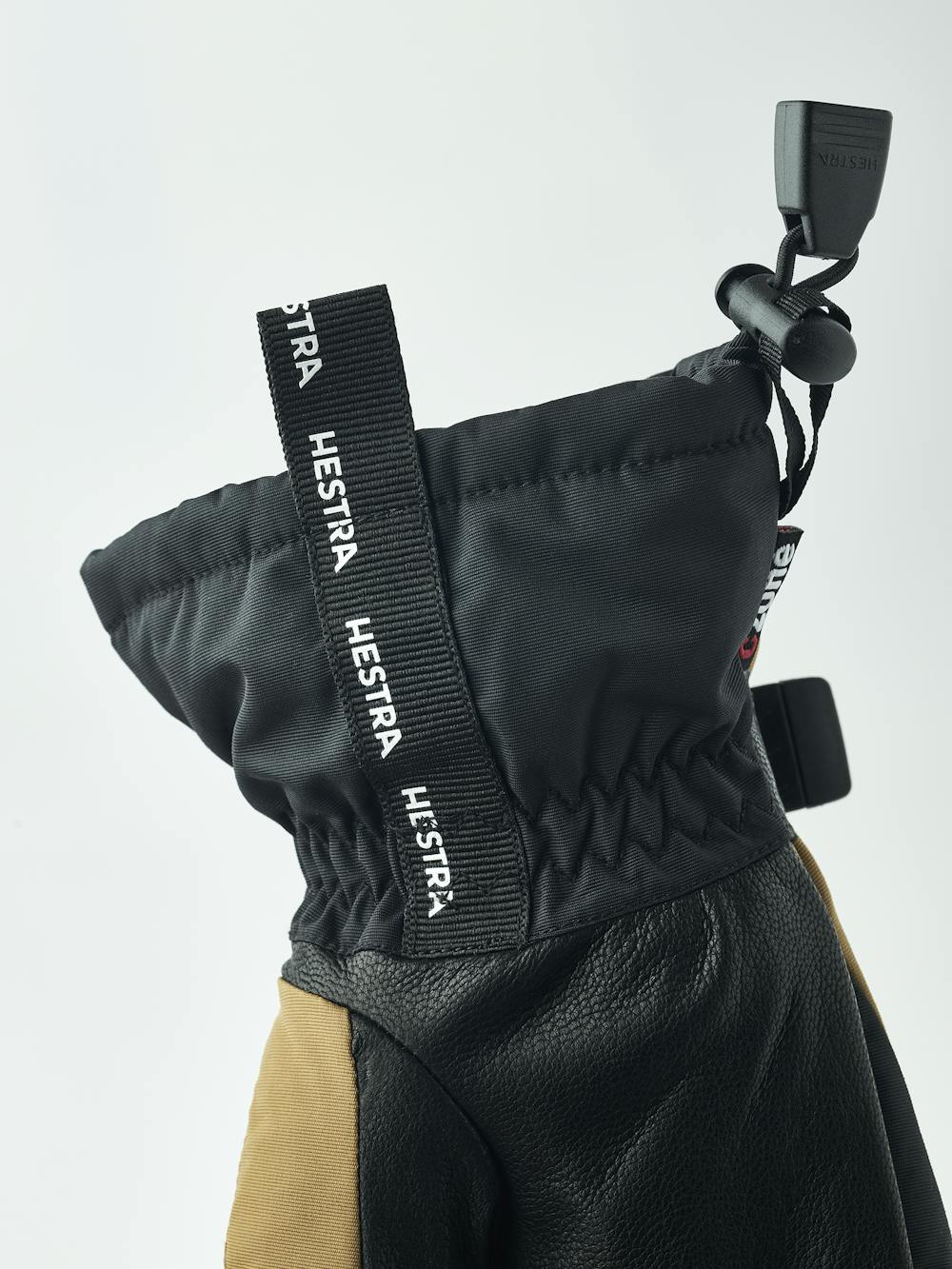 Skare CZone Jr. Mitt in the color Dark sand (5 of 5)