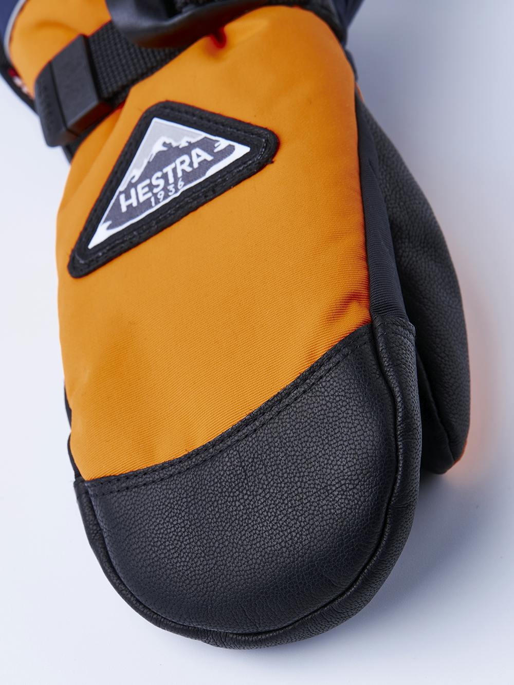 Orange tumhandske med svart getskinn i innerhanden och handledsjustering
(2 av 6)