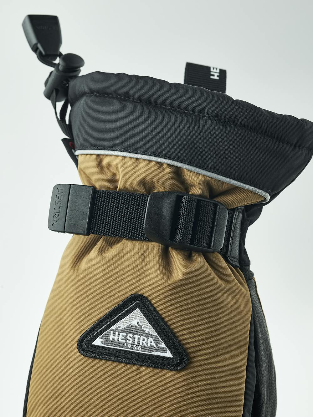 Skare CZone Jr. Mitt in the color Dark sand (3 of 5)