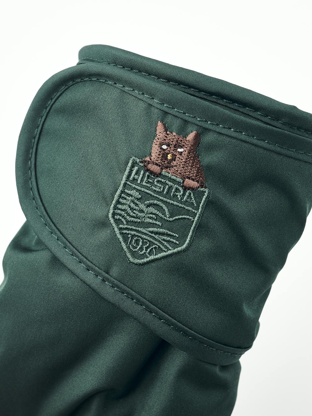 Kids' Hygge Mitt in the color Bottle green (2 of 2)